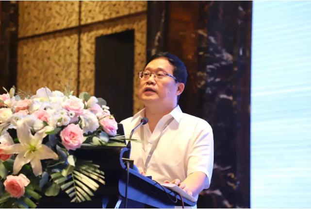 中國(guó)有色金屬工業(yè)協(xié)會(huì)鈦鋯鉿分會(huì)副會(huì)長(zhǎng)兼秘書(shū)長(zhǎng)安仲生作報(bào)告中國(guó)有色